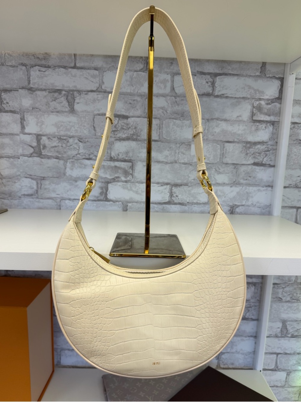 JW PEI Carly Saddle Bag in Ivory Croc Like New Condition Chic Elegant Capsule - Picture 3 of 17